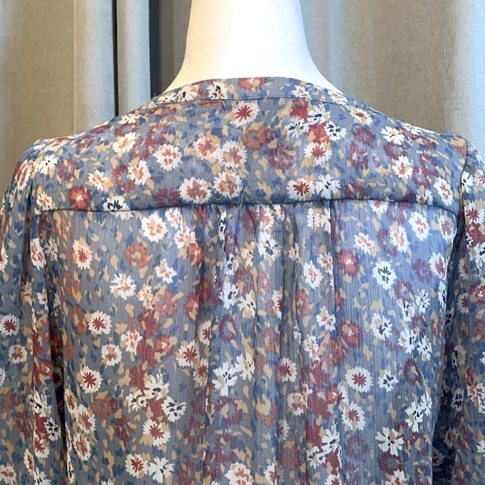 NWOT - Staring At Stars Sheer Flowy Blue Floral V-neck Blouse Size Small - Picture 6 of 15